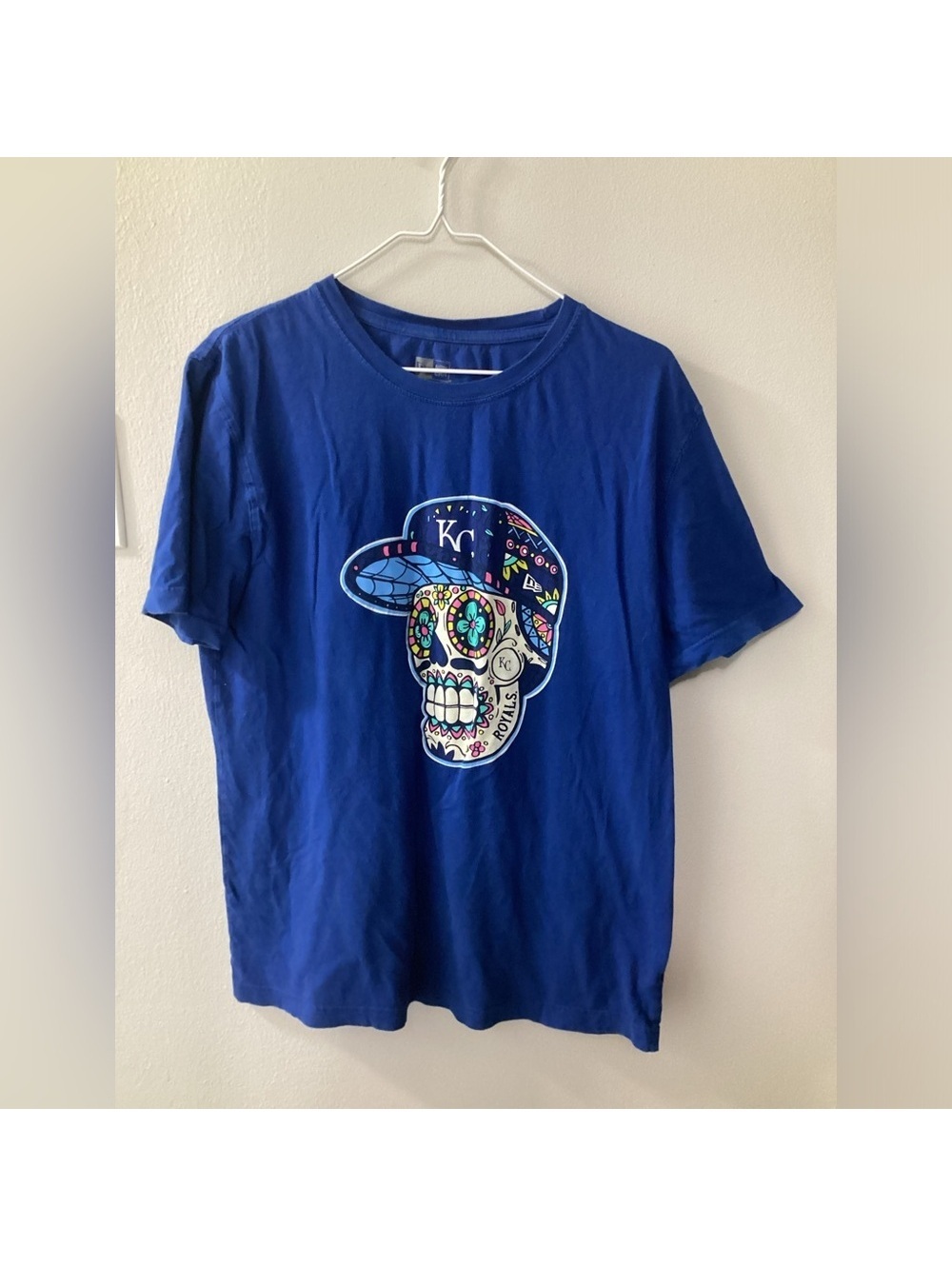 Men’s New Era Medium Blue KC Royals Sugar Skull Graphic Tee Tote14